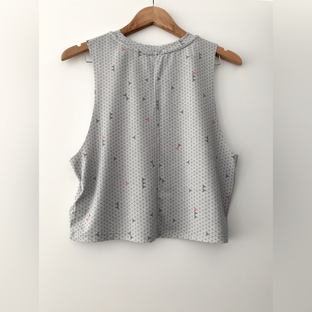 ❗️CLEAROUT❗️GAP FIT Breathe grey print cropped muscle TANK TOP Size XS - Picture 2 of 6